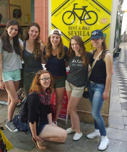 Grupo de chicas en Sevilla alquilando bicicletas