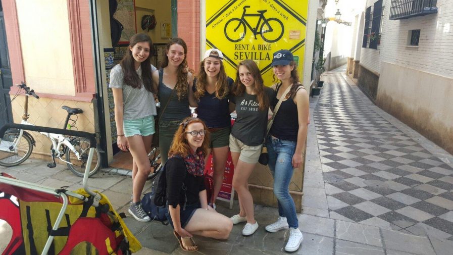 Grupo de chicas en Sevilla alquilando bicicletas